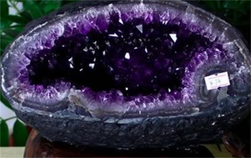 紫水晶摆件放在家里什么地方好 天然紫水晶摆件适合放哪