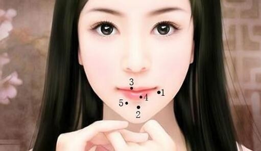 女人嘴巴周围长痣代表什么 女人嘴巴周围的痣图解